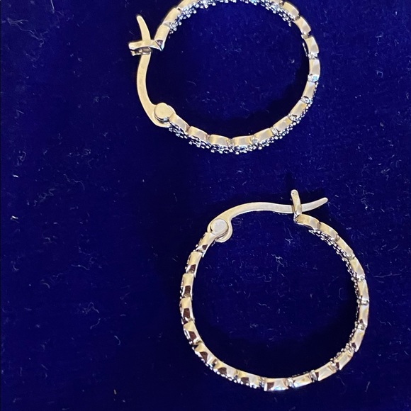 2️⃣2️⃣5️⃣NWOT Classic Diamond Hoop Earrings, 1 Inch - Picture 1 of 7